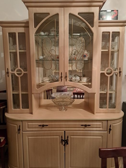 Продам  сервант для кухни или гостиныйй