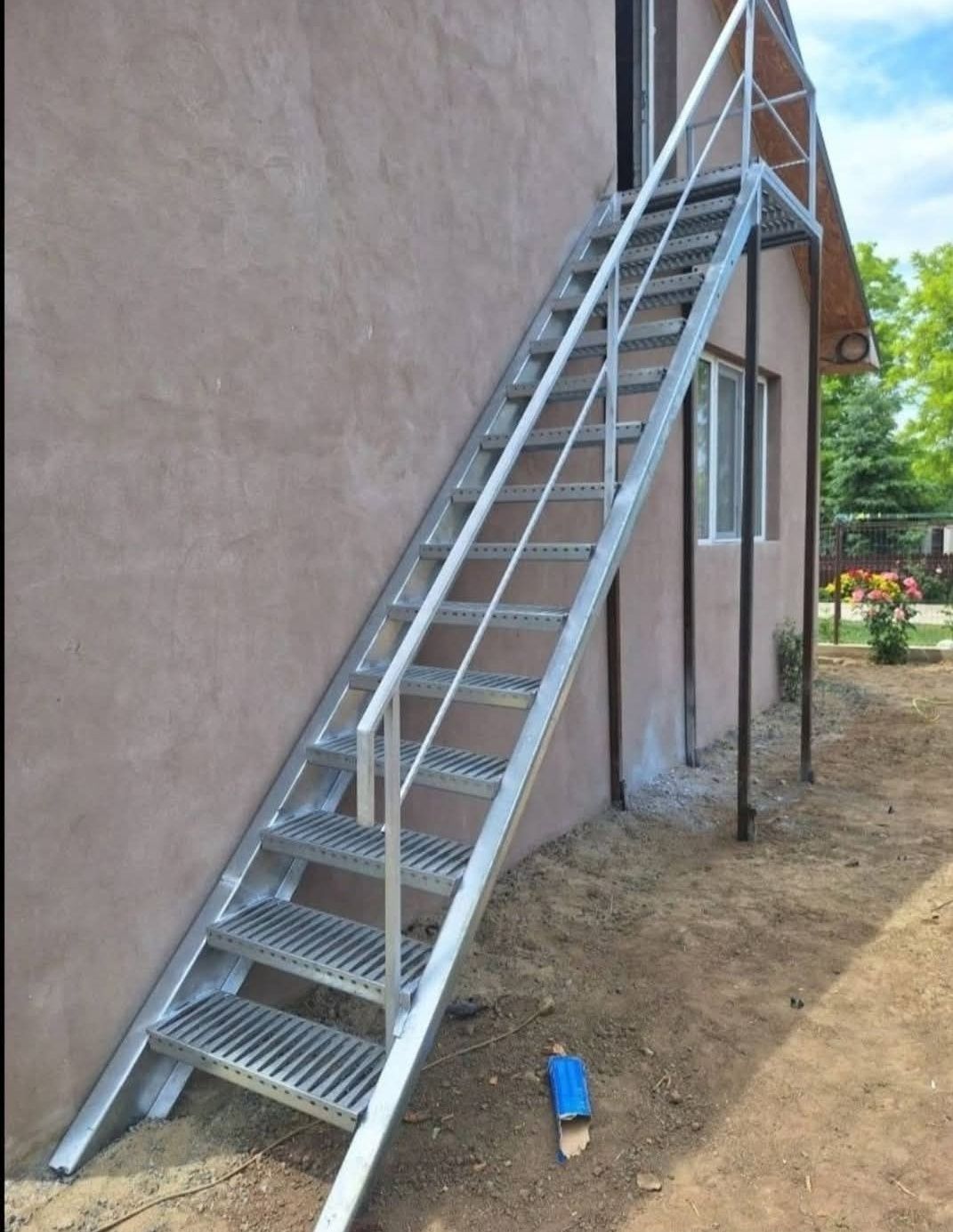 Scări de exterior la schimb cu un atv