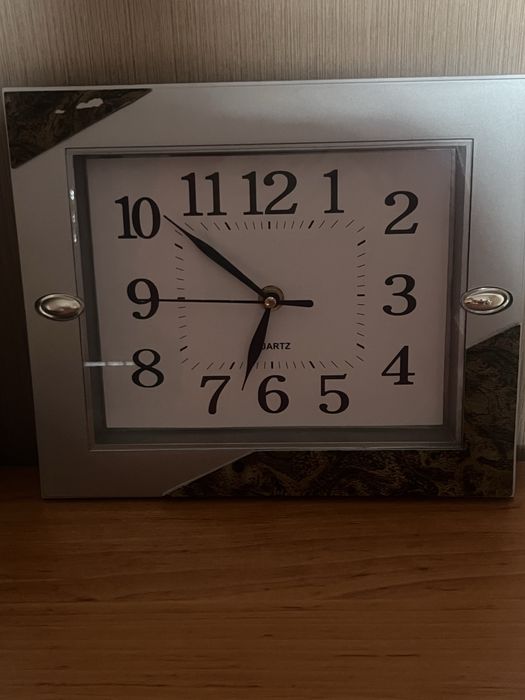 Продавам стенен часовник