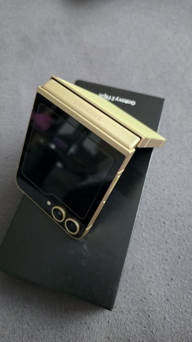 Безупречен Samsung Z Flip 6 256gb