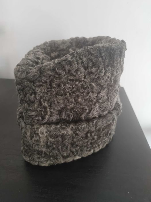 Vand caciula barbateasca din blana astrahan, marime mare, ca noua