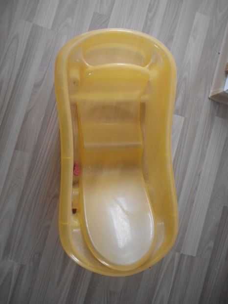 Cadita bebe cu forma anatomica cu dop pentru scurgere