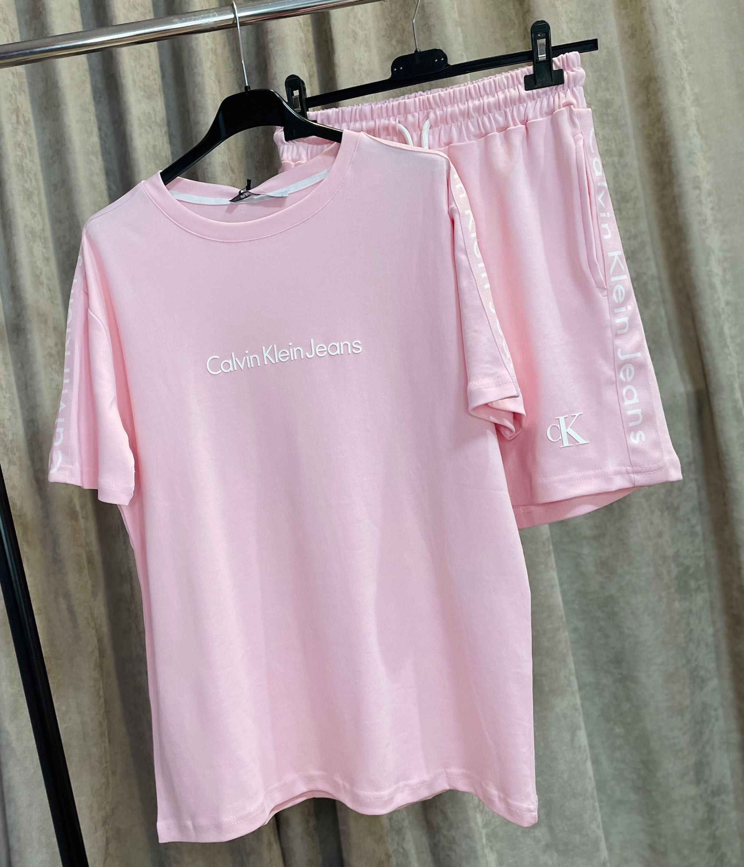 Дамски екип Calvin Klein къси панталони + тениска