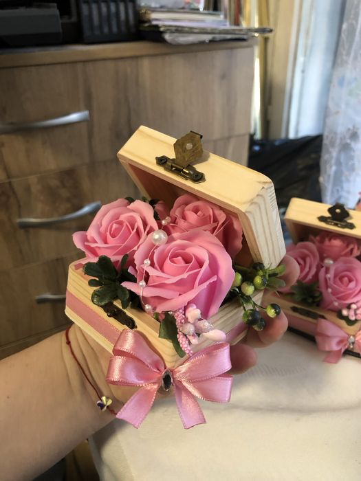 Сапунени рози в керамична кашпа