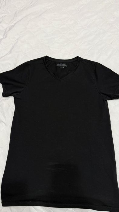 Изчистена мъжка тениска-черна на цвят slim fit