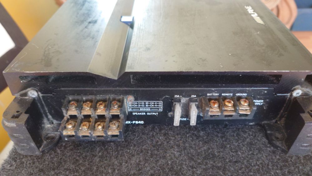 Vând Wooferul și Amplificator Alpine