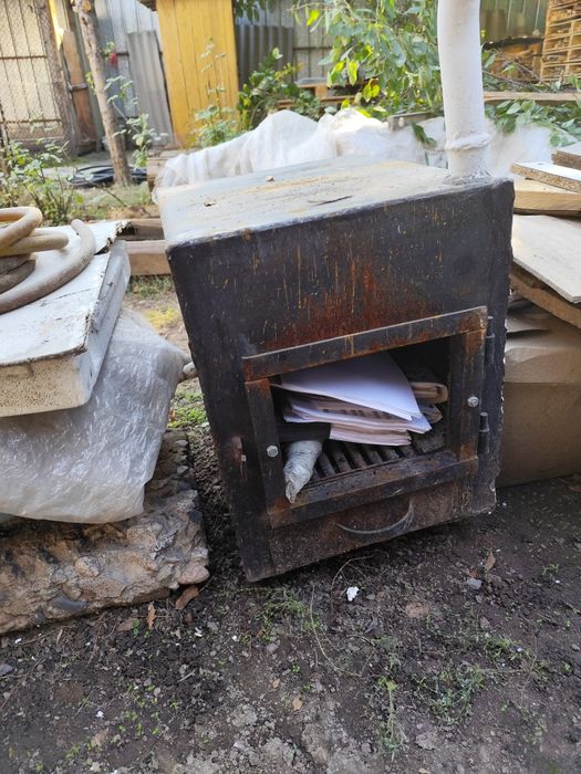 Печь работает и на газе и на твёрдом топливе, метал толстый советский.