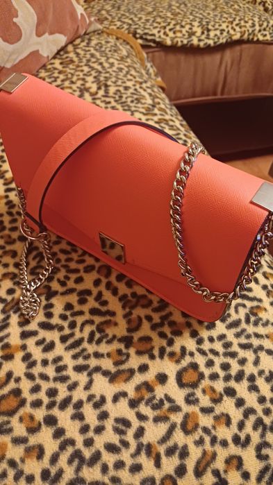 Дам.чанта ZARA без никакви  следи  от  употреба  20 лв