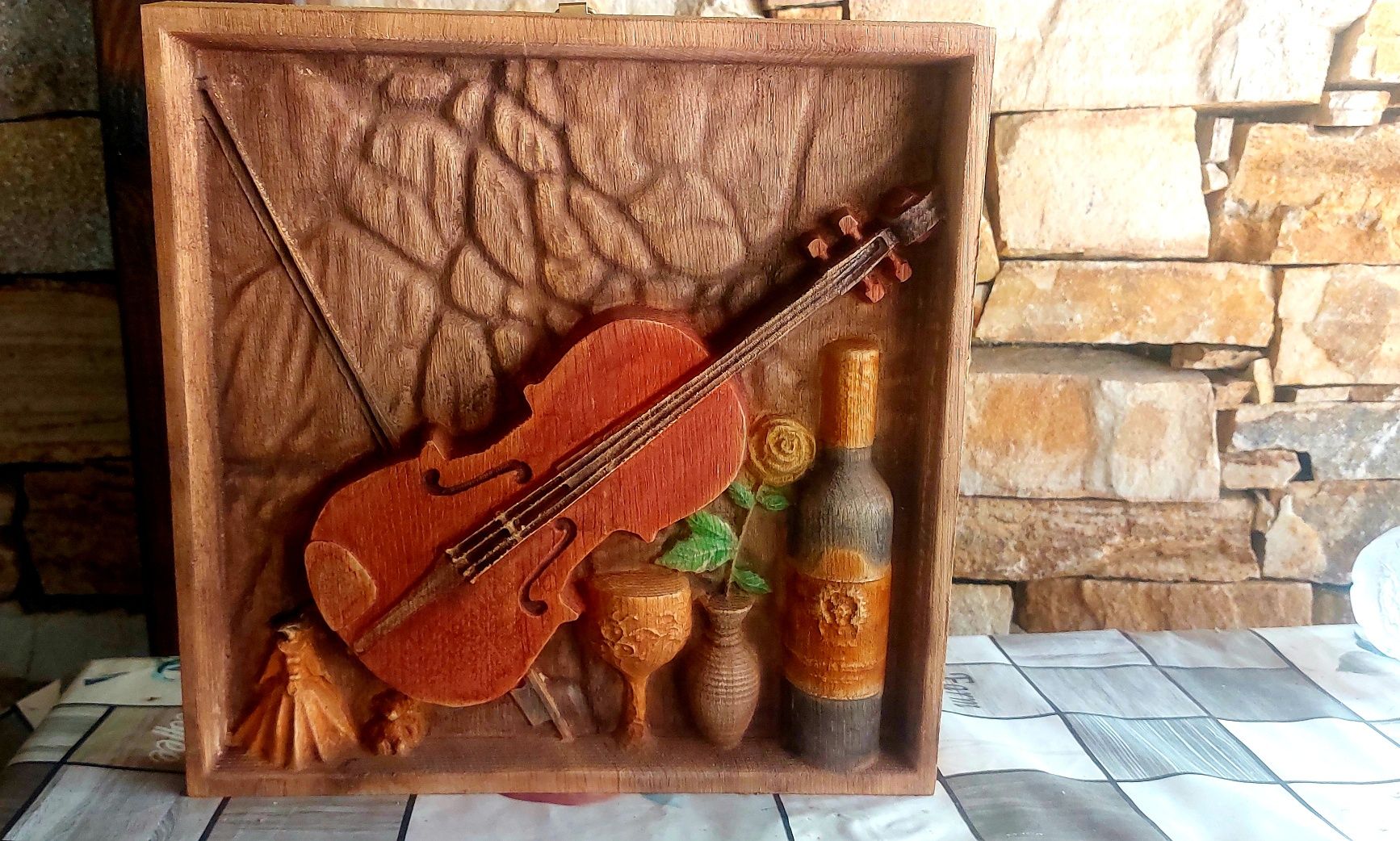Дърворезба "Цигулка и вино"