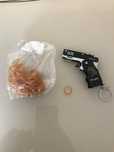 Breloc pistol cu elastice