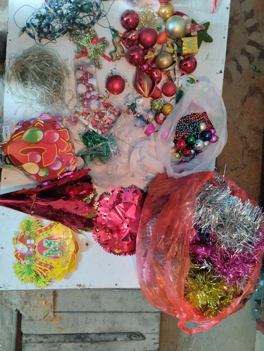 Ёлочные игрушки мишура и так далее