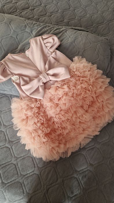 Продаётся платье на девочку на 3 ,4,года в зависимости от телосложени