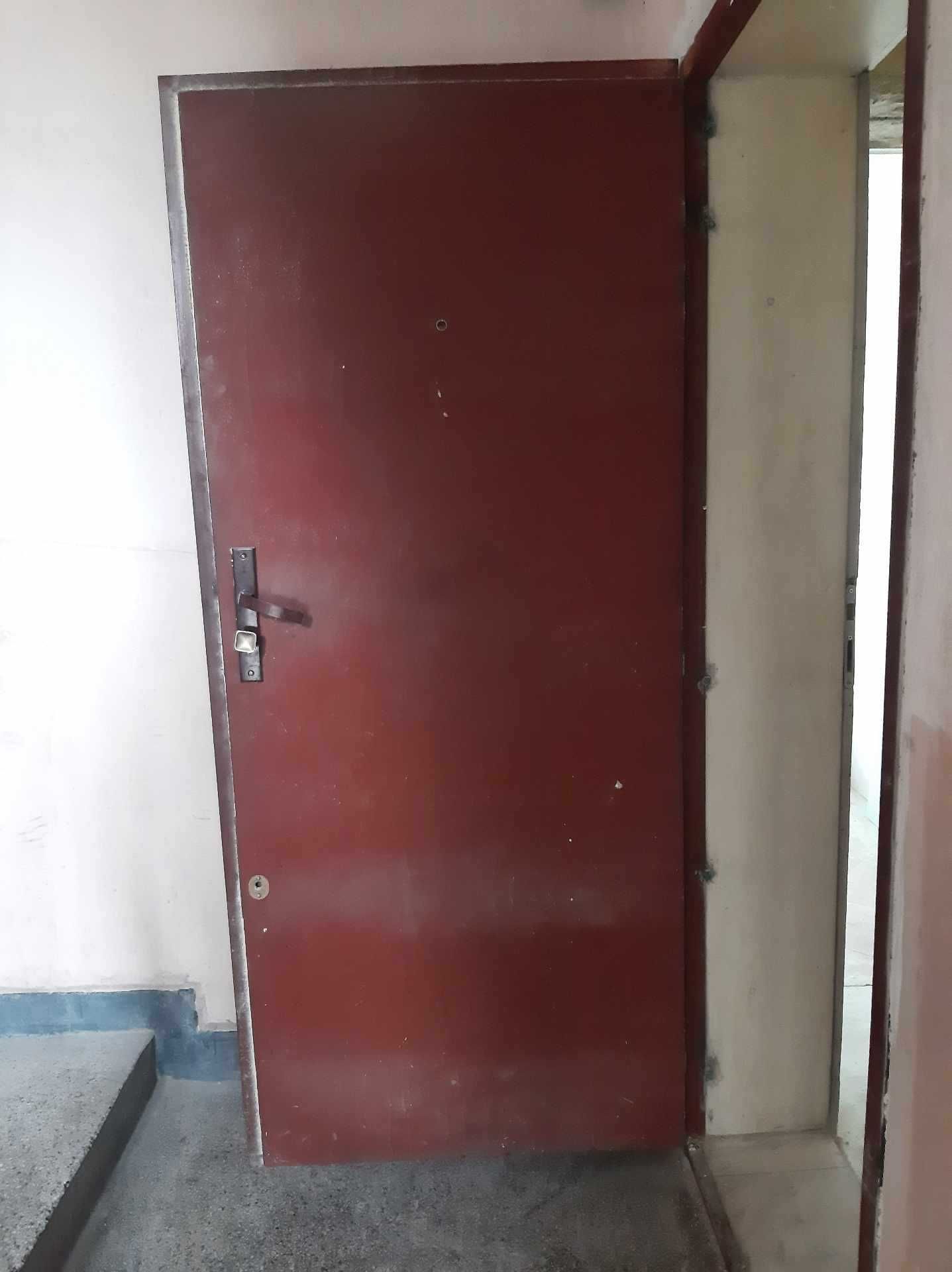 Входна метална врата с каса