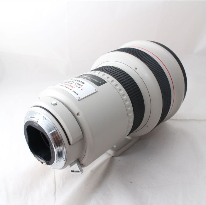Canon 200mm f 1.8  bokeh monster