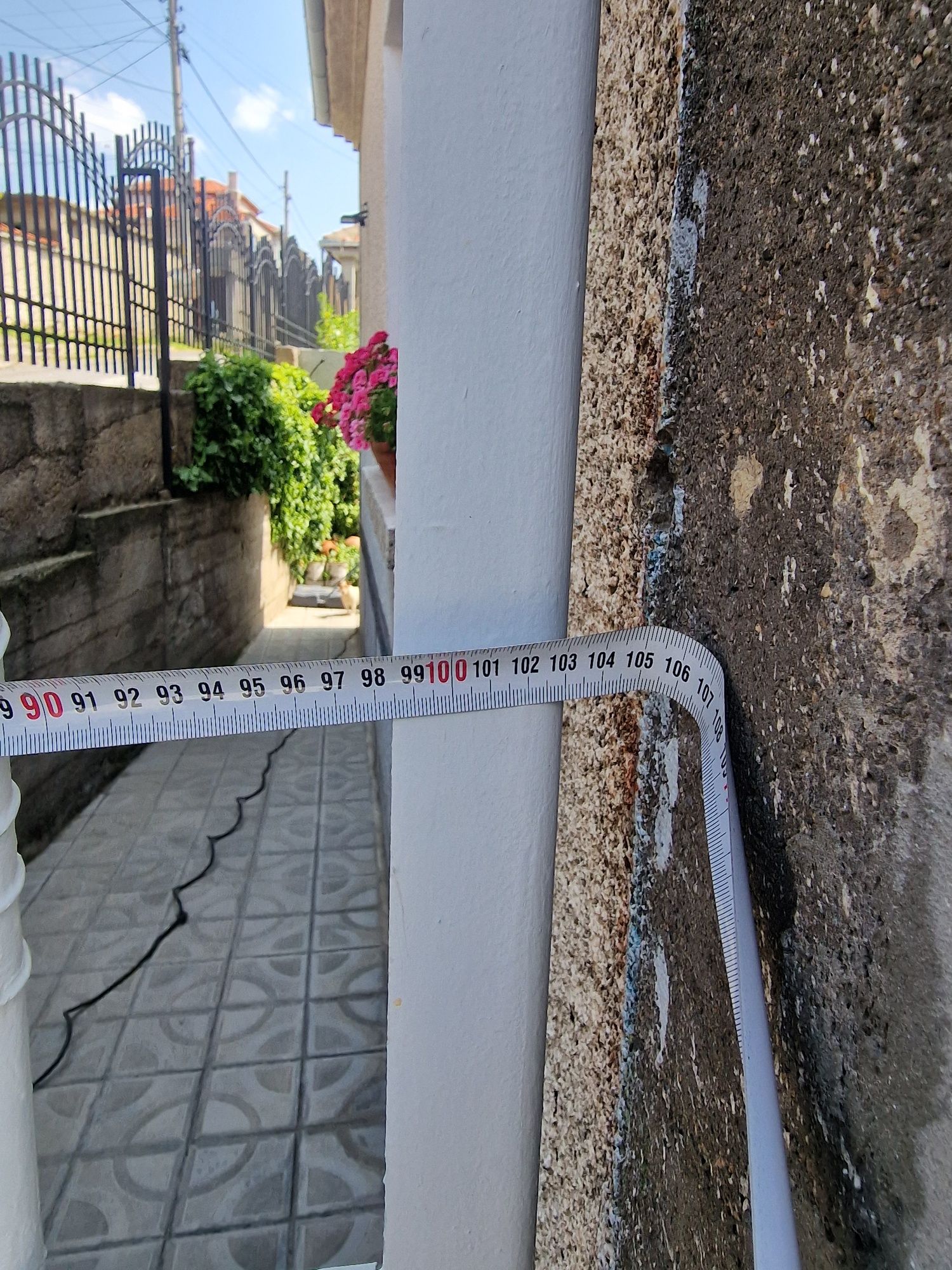 Метална дворна врата.