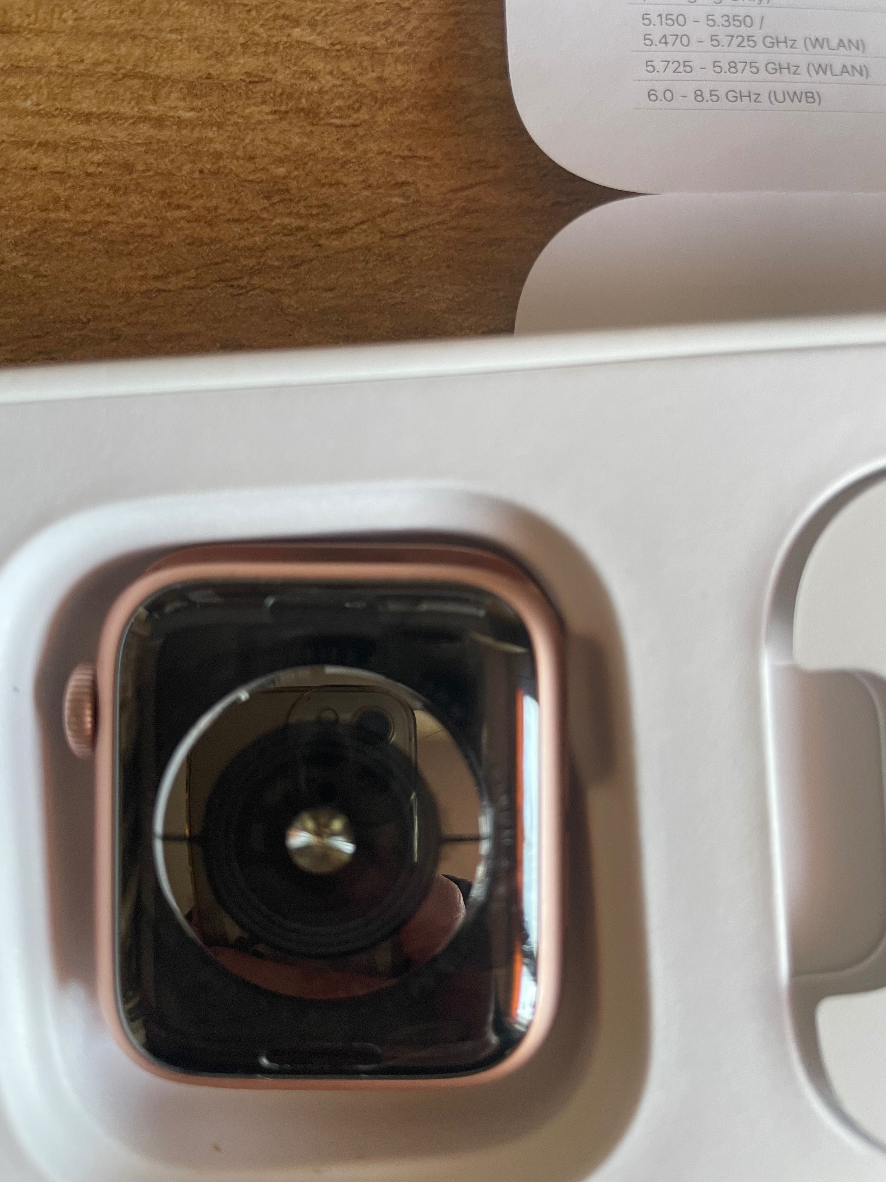 Apple Watch Series 4 3G 2021 г. Закупен от iStyle 40 mm Дамски