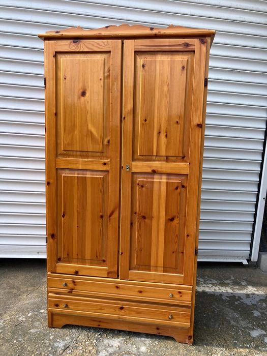 Двукрилен гардероб от масивно дърво