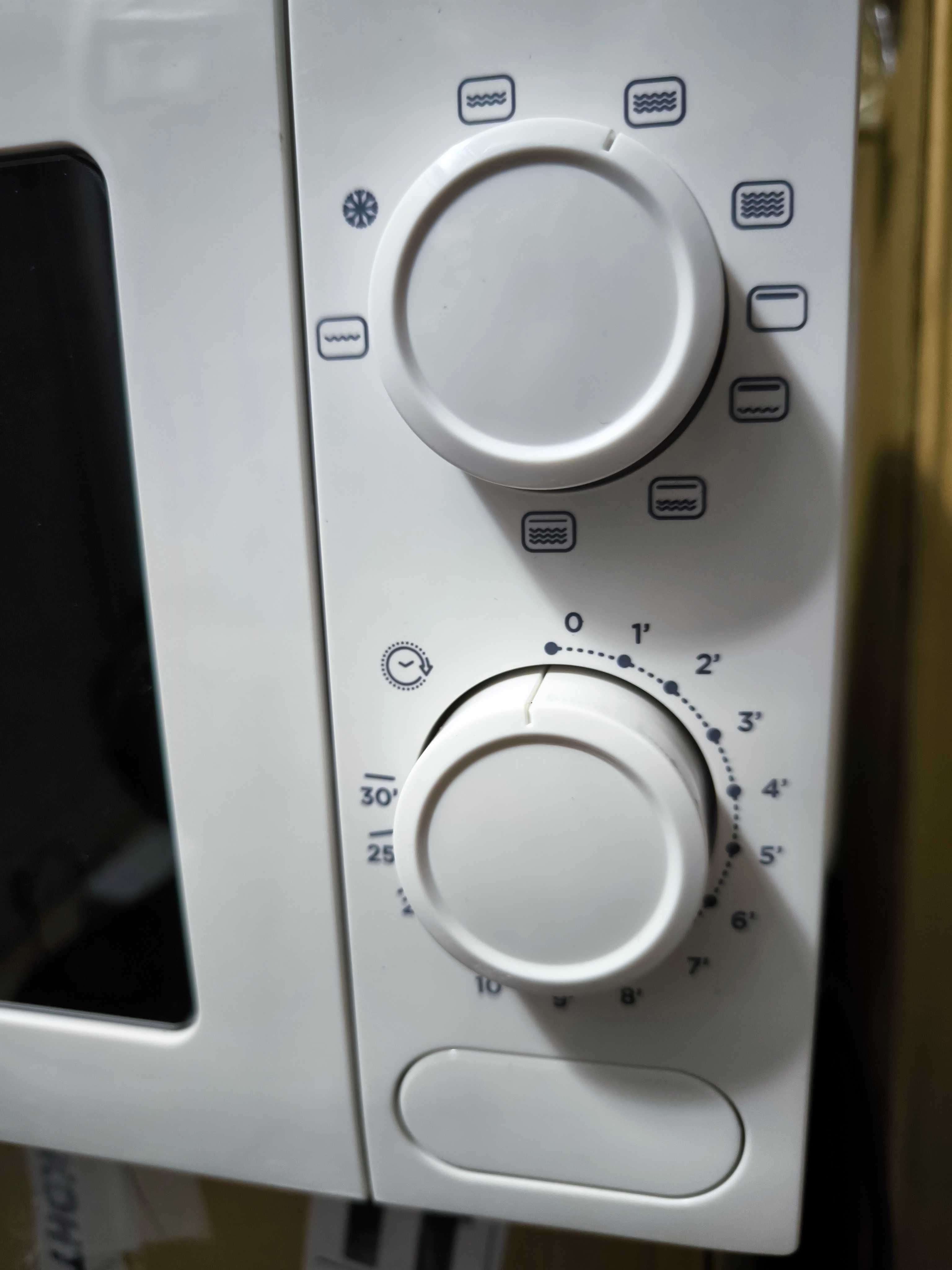 Микровълнова фурна BLACK&DECKER BXMZ700E 700.0 W, ФУНКЦИЯ ГРИЛ, 20 L