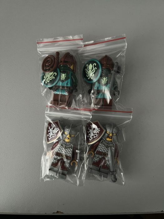 Vând minifigurine Lego din setul 21358