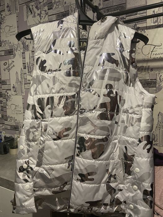 Жилет женский с капюшоном блестящий 52р новый