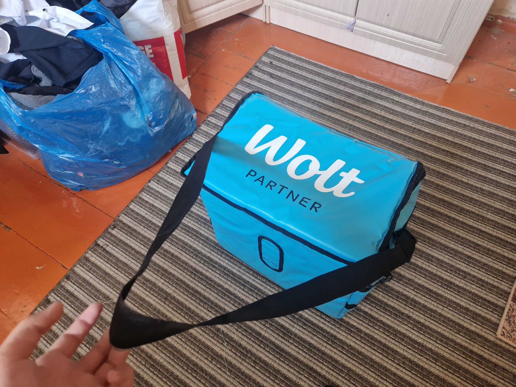 Продам дорожную термосумку wolt