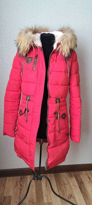 Куртка женская  красного цвета