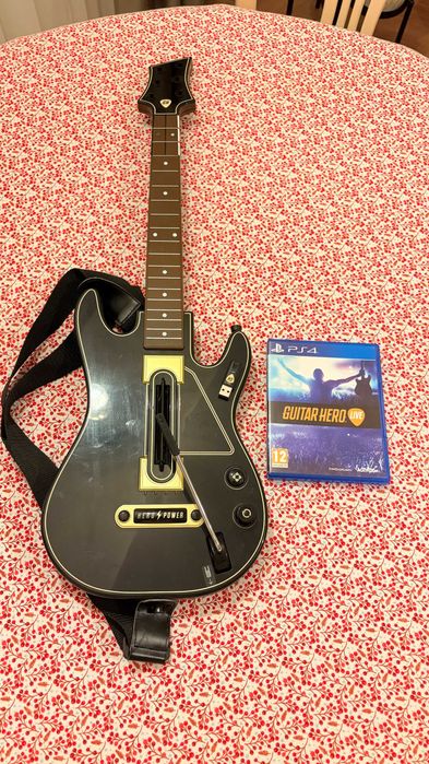 PS4 Pro 1 TB PS4 1 TB  2 manete + 20 jocuri + chitară Guitar Hero