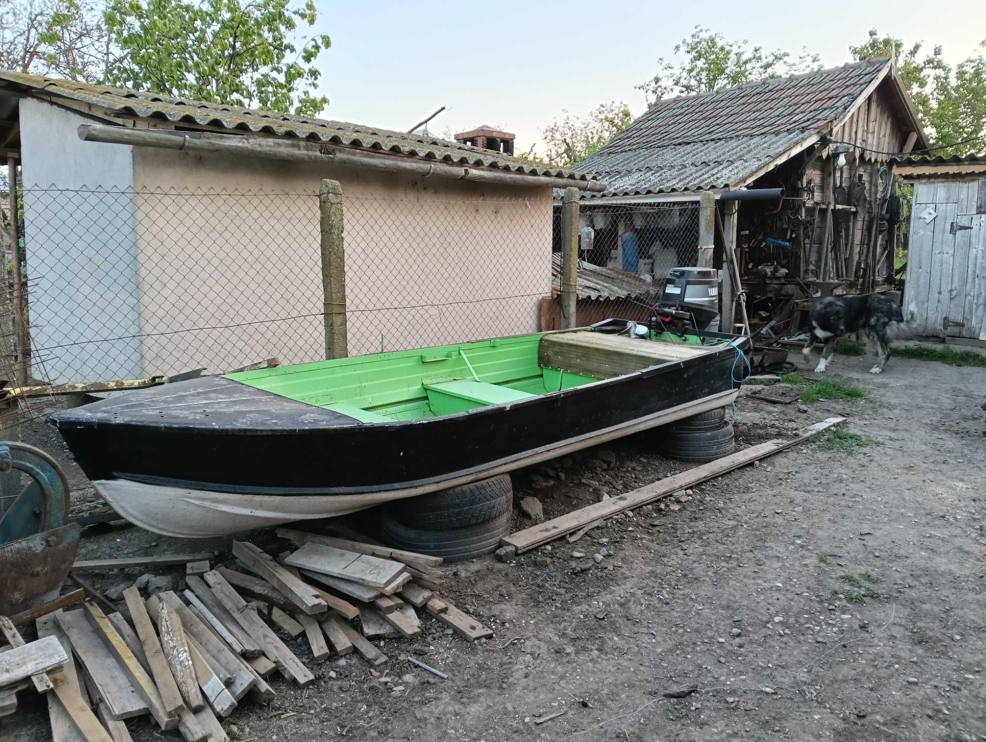 Vând barca cu motor