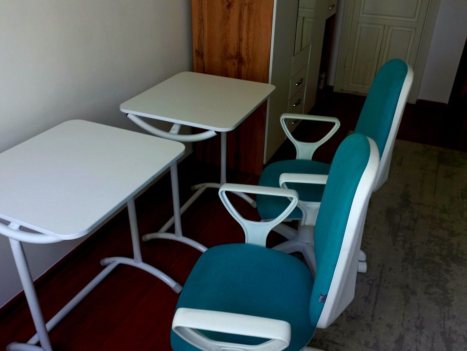 Парта с креслом.