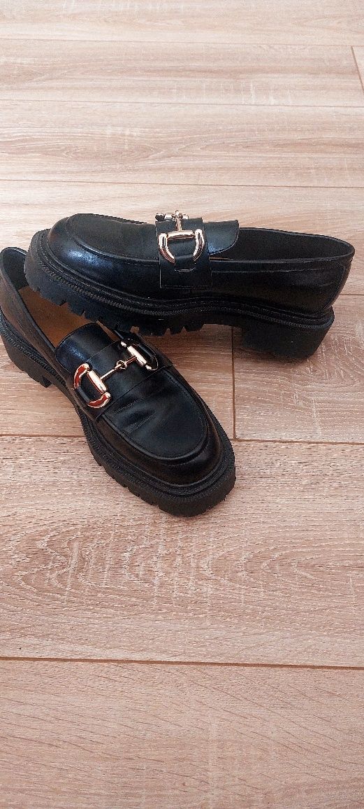 Черни дамски лоуфъри на Cropp