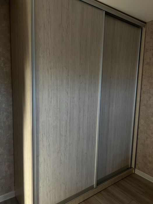 Шкаф купе в хорошем состояние фурнитура серого цвета