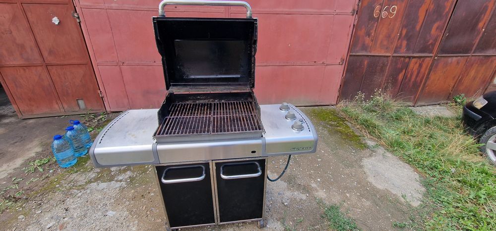 Weber Genesis gratar pe gaz