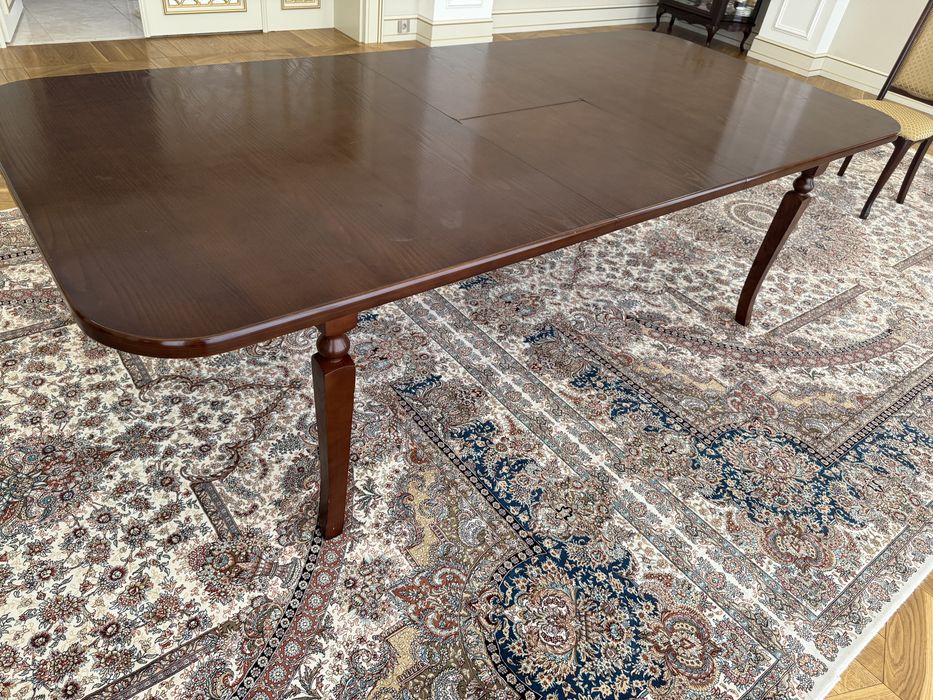 Срочно продается Гостиный Стол и стулья из ореха!