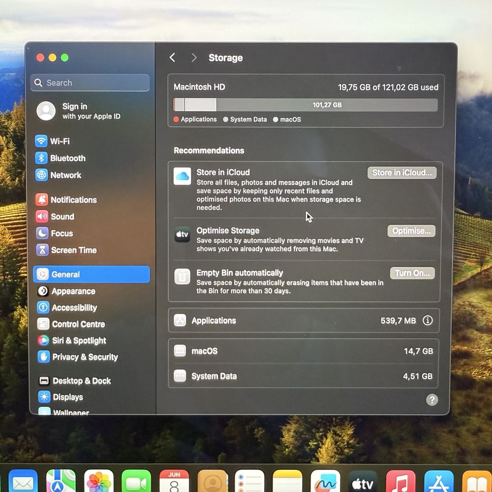 MacBook Air 13” Retina (2019) – Intel i5, 8GB, Space Gray
