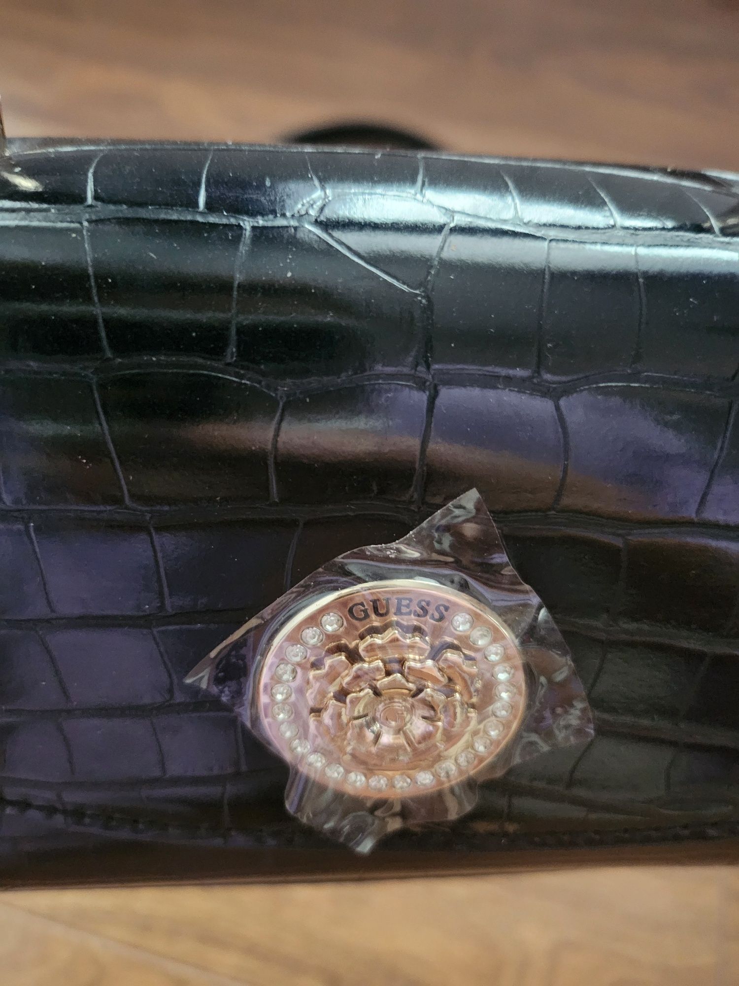 Дамска чантичка Guess
