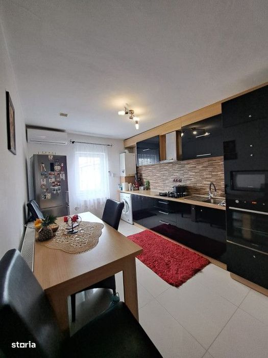 Vanzare – Apartament cu 3 camere, decomandat, etaj 4 cu acoperis