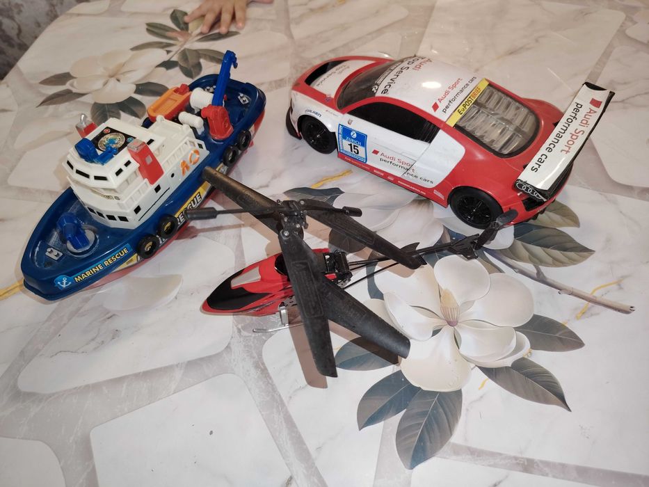 Машинка верталет и катер на пульте