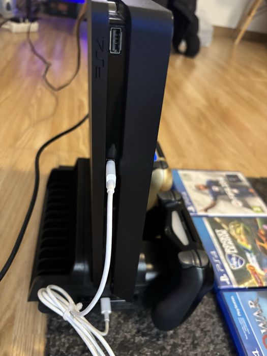 Playstation 4 1 TB+2 Manete+Statie de incarcare/Racire+3Jocuri