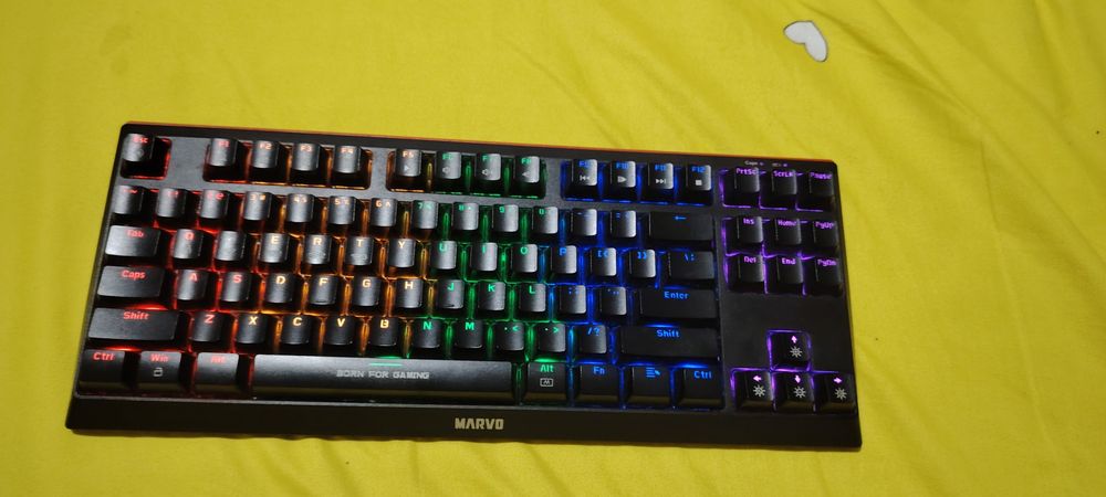 Vând tastatura gaming mecanica KG953W