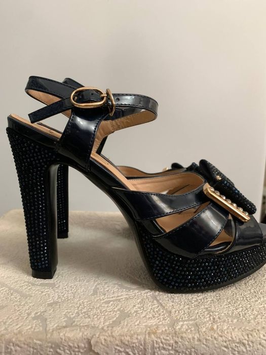 Ayollar uchun oyoq kiyim