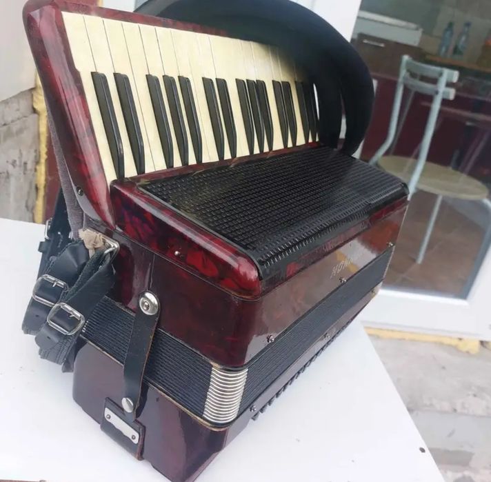 Vind acordeon profesional
HOHNER verdi 2 in sita 80 basi
