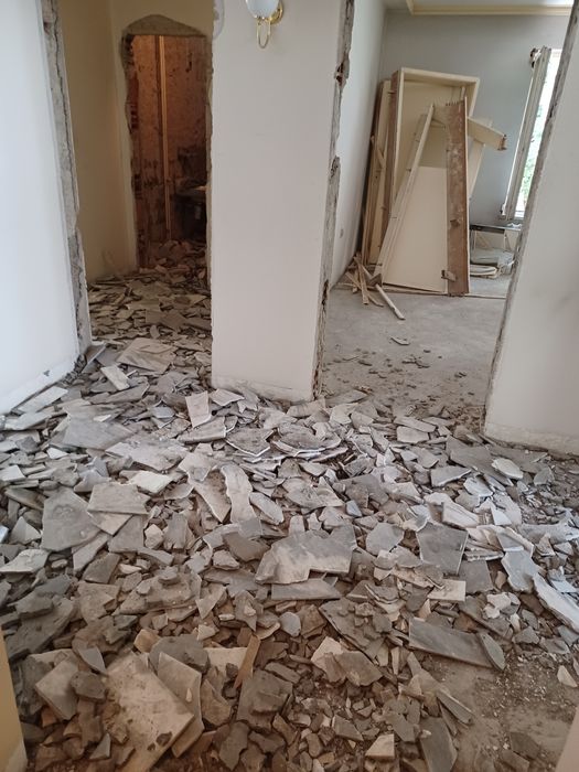 Кърти, чисти, стари мебели, мазета и тавани