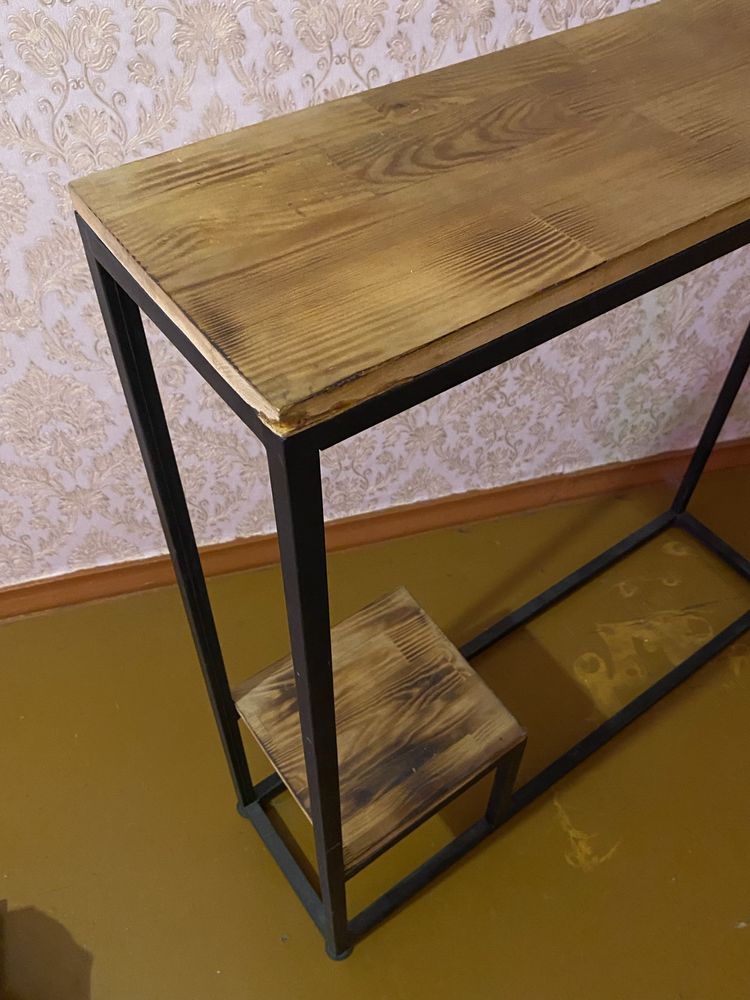 Столик деревянный с металлическим каркасом