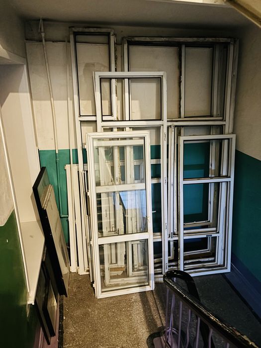 Продаю дешево Пластиковые рамы со стеклом