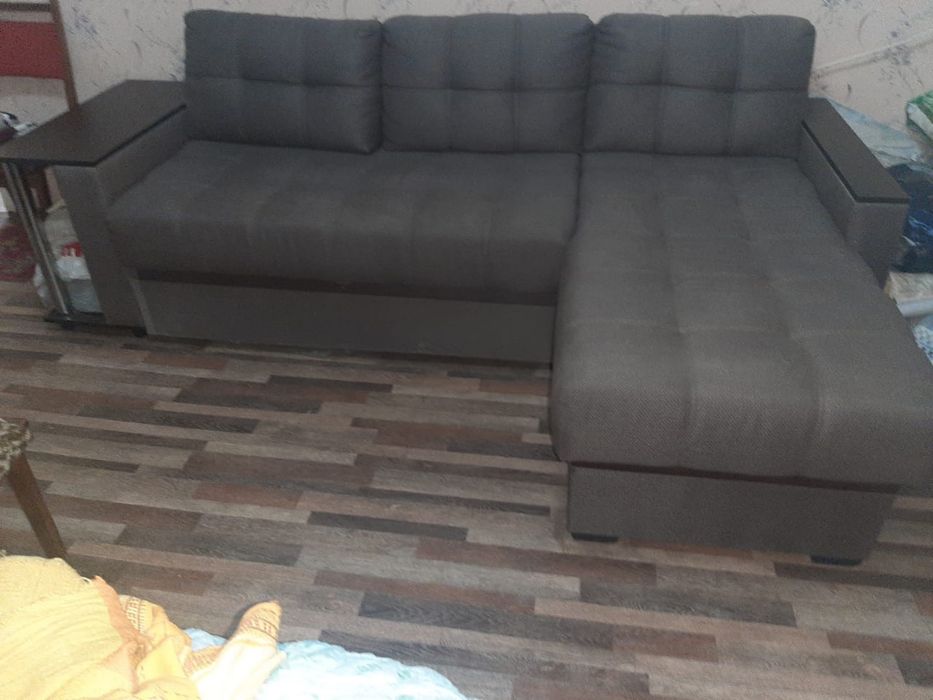 Диван новый переезжаем поэтому продаем