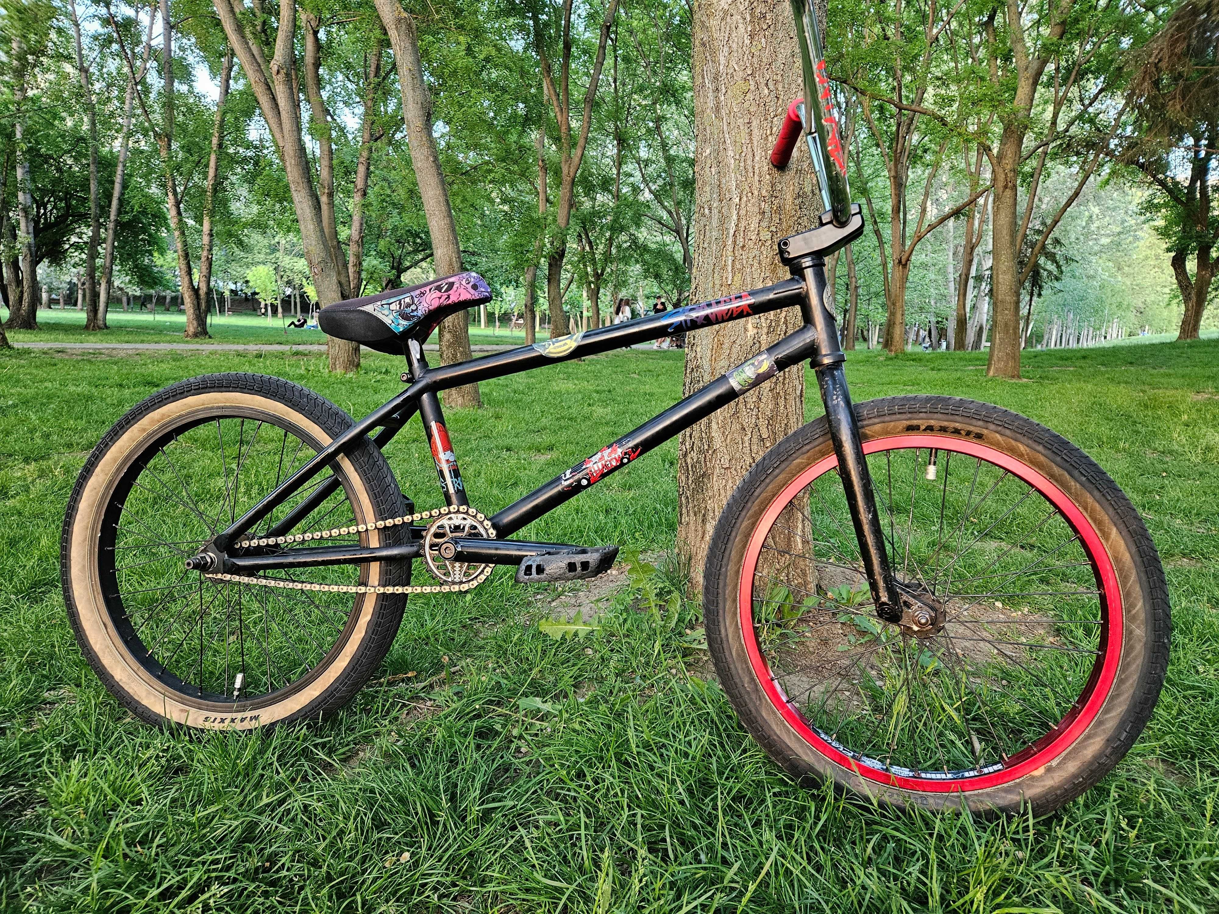Bicicleta BMX custom, 9 kg, cadru Stranger, piese de top