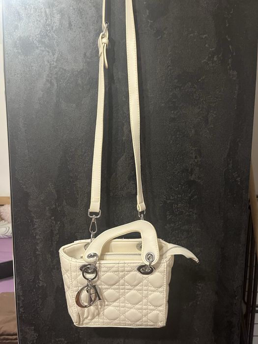 Капитонирана дамска бяла чанта