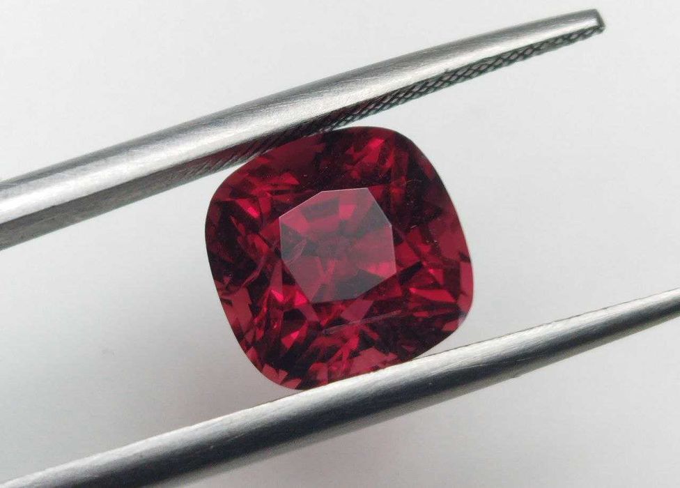 Прекрасен шпинел в топ червен цвят - 2.96Кт.! Сертифициран! НОВ!