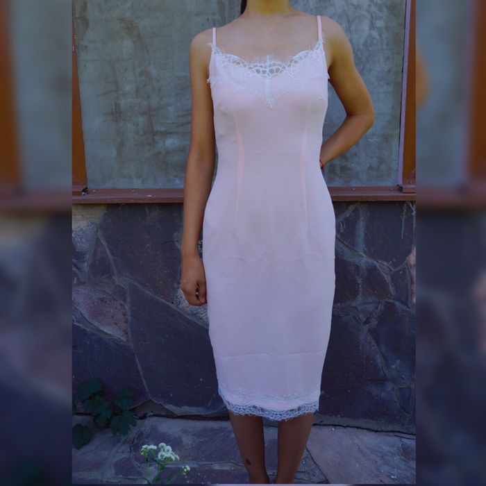 Продам новое платье с кружевом