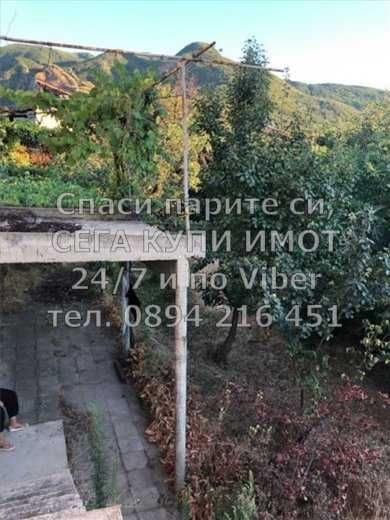 код 61604. Двуетажна тухлена къща 200м2 с двор 900м2 със стоп. сгради